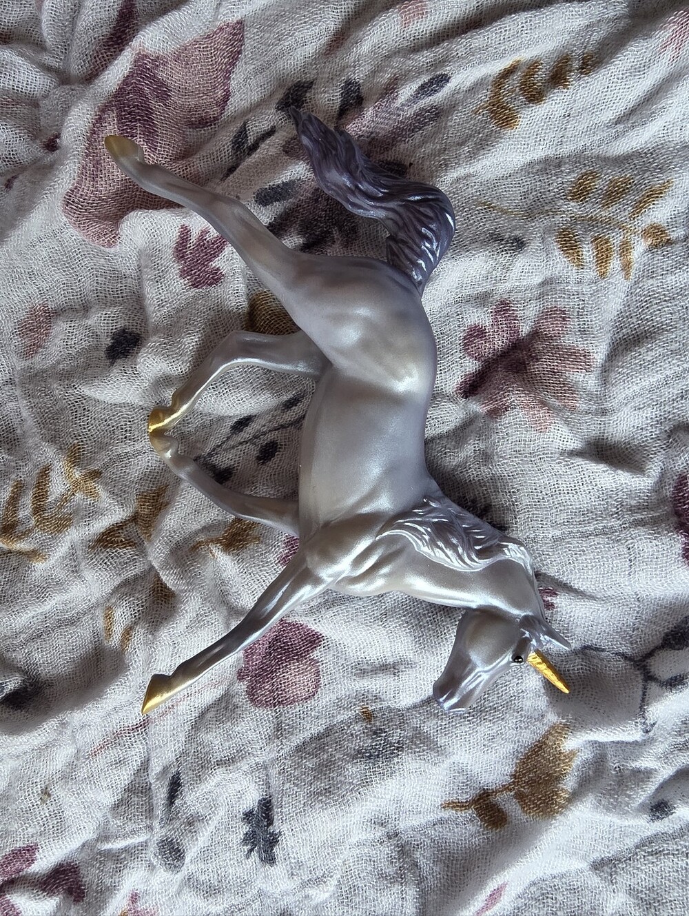 Prince Charming Breyer Stablemate 1:32 880081 Enchanted Unicorn Foal Surprise